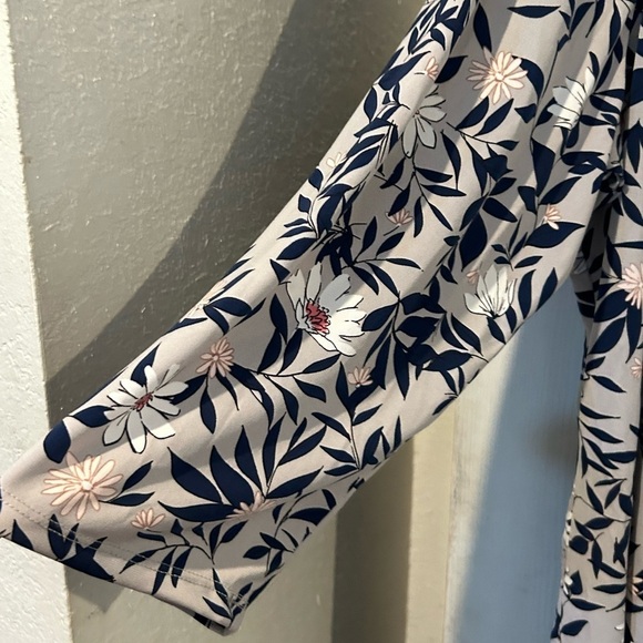 NWOT Liz Claiborne Floral Top - Picture 3 of 5